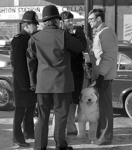 Rick Gibson talking to two police officers and a lawyer
